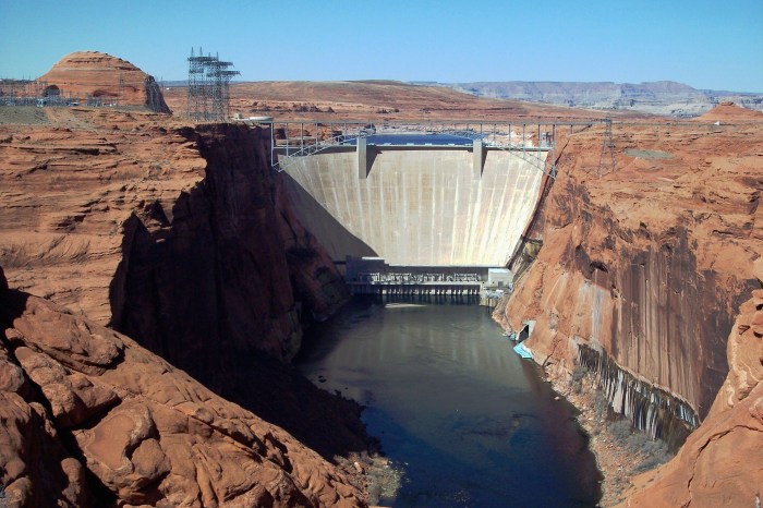 Glen canyon dam spillway damage 1983